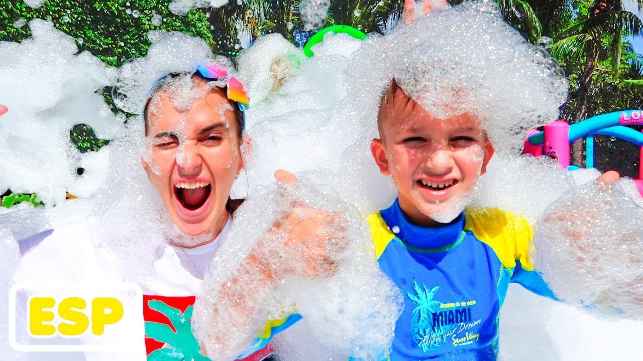 Vlad y Nikita tienen una fiesta de espuma de burbujas