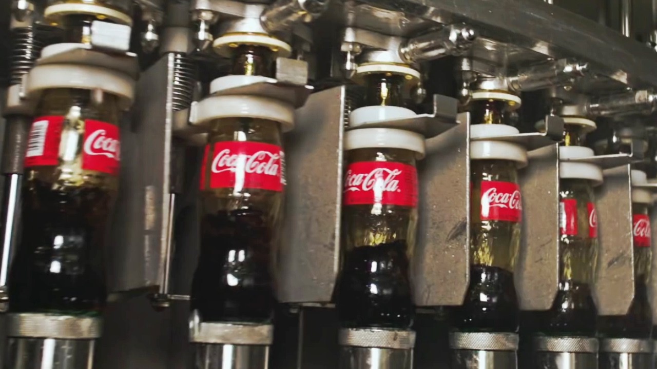 COMO se HACE la COCA-COLA en la F&Aacute;BRICA documental🥤| AS&Iacute; se PRODUCE la BEBIDA M&Aacute;S ADICTIVA DEL MUNDO