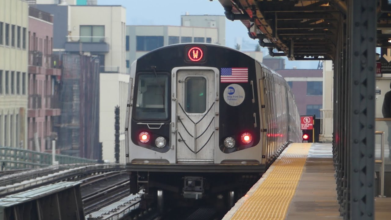 BMT Astoria Line: R160B Alstom N & W Trains at 36th Ave (PM Rush Hour)