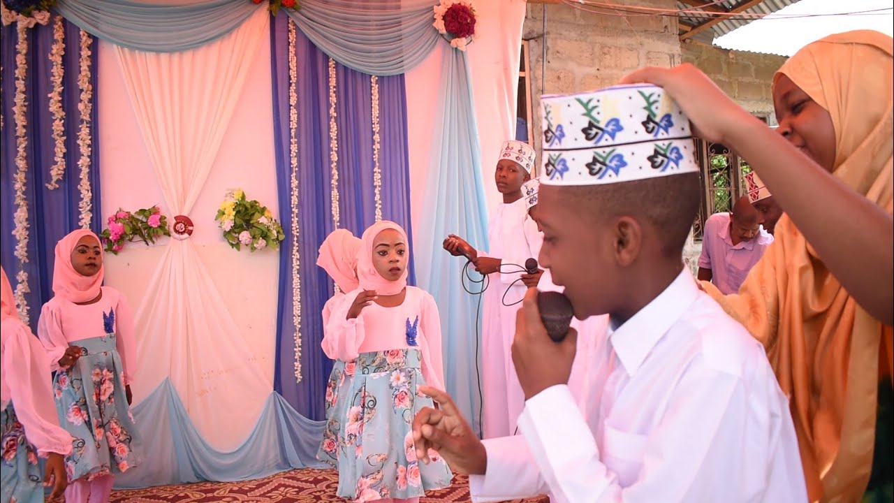 MTOTO MWENYE KIPAJI CHA SAUTI NA MBWEMBWE AWAVUTIA WENGI ANESHA UWEZO WAKE HADI KUTUNZWA