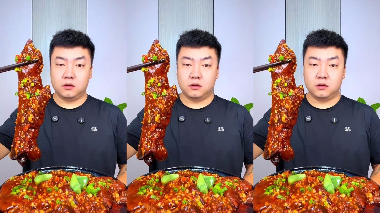 三哥沉浸式吃脱骨大猪蹄，一口下去软糯满足，直接被香上头了！