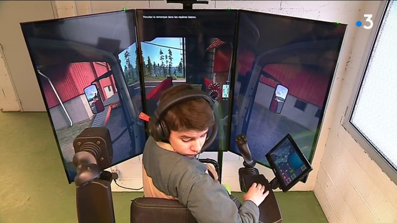 Au lycée agricole de St-Yrieix-la-Perche, un simulateur pour apprendre à conduire les tracteurs