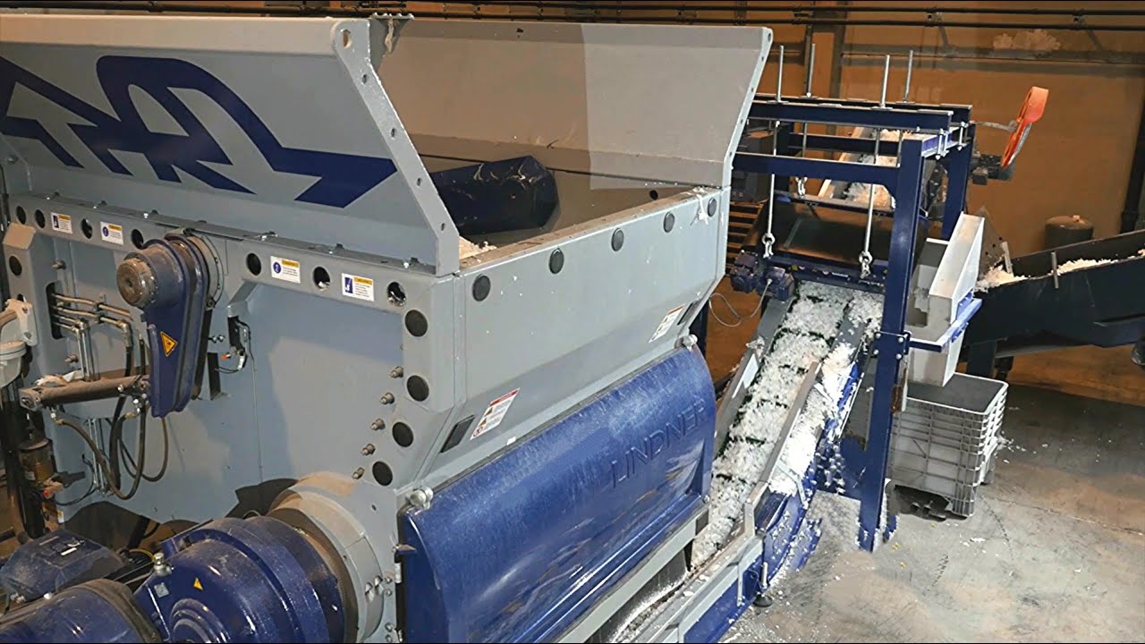 Lindner Micromat Plus 2000 Shredder - PP Non-Woven - In front of EREMA Intarema