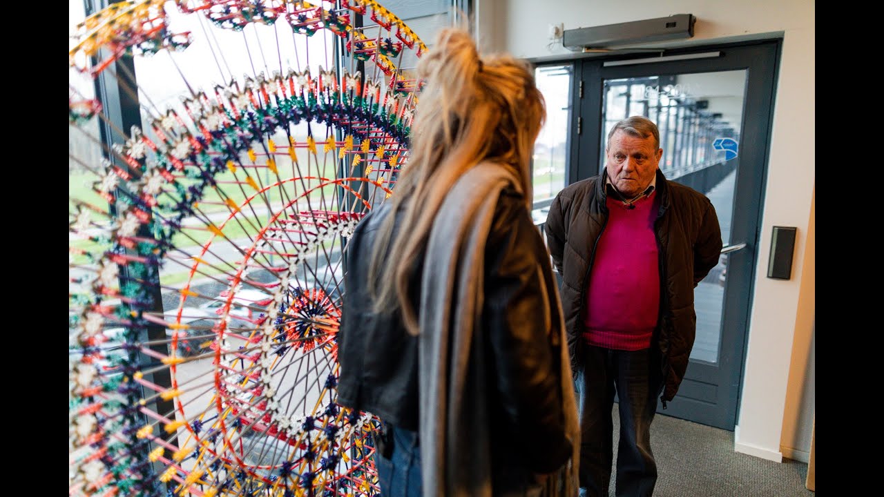 Opa K'NEX krijgt een nieuw reuzenrad van Jochem en Sylvana.