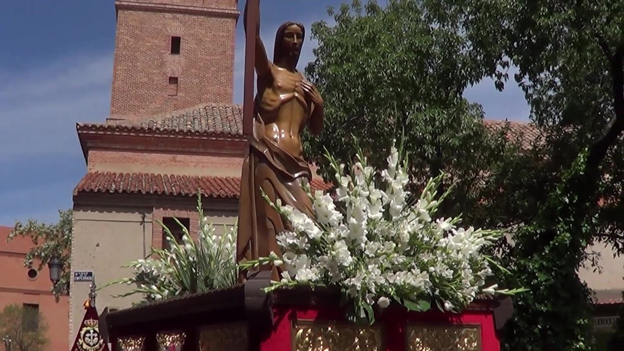 Semana Santa en Madrid. Domingo de Resurrección.Cristo Resucitado y Virgen de la Soledad en Barajas