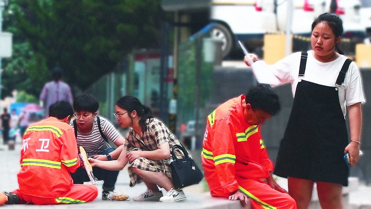 When a sanitation worker fainted on the roadside due to hypoglycemia... 环卫工街头因低血糖晕倒，没想到有小伙将他一把抱起！