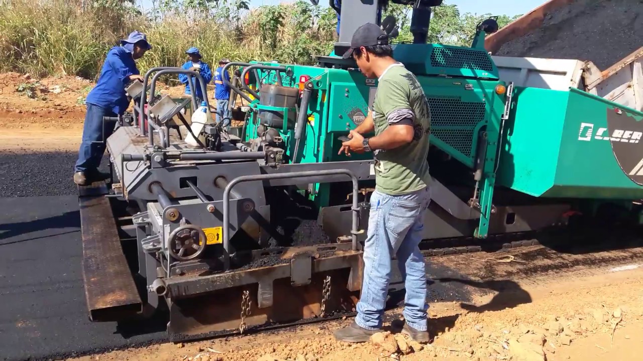 Vibroacabadora aplicando CBUQ em Goiânia.