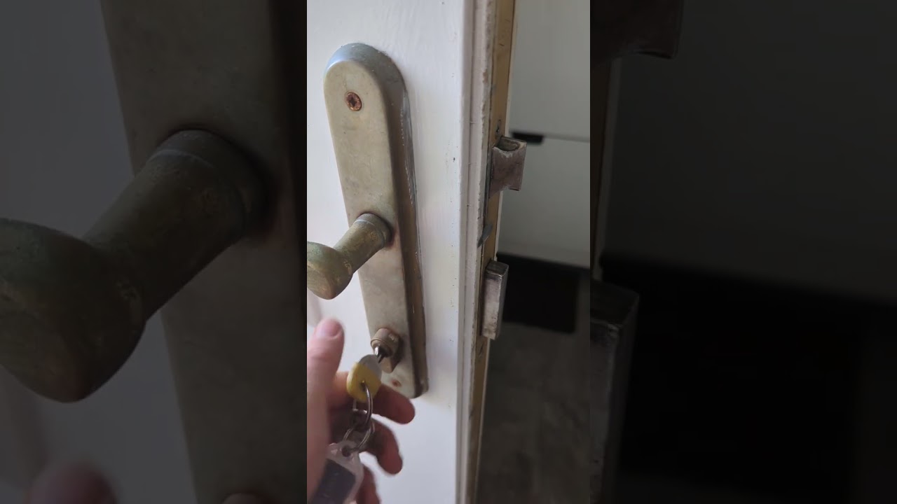 You know when your door lock mechanism is broken when you can do this!