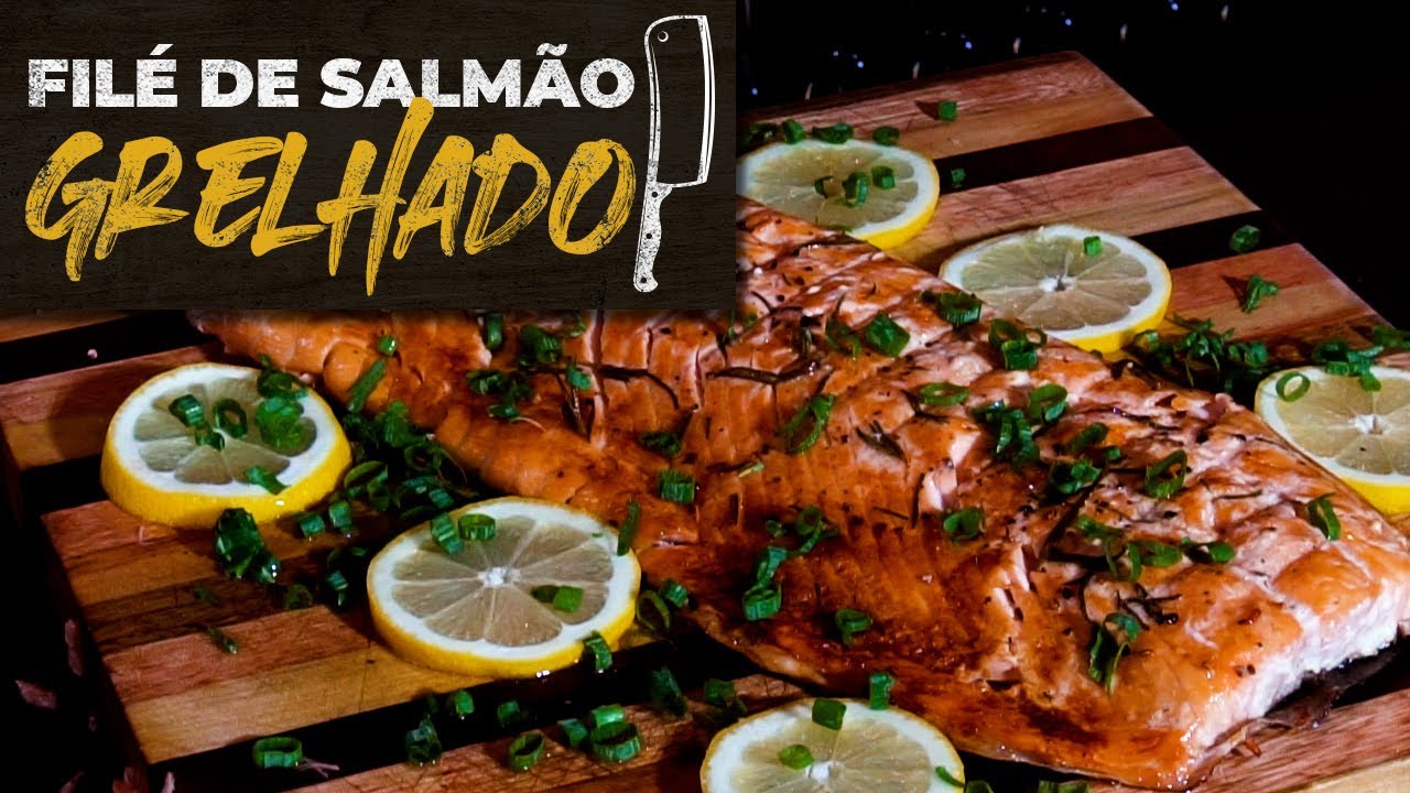 Salmão suculento grelhado na churrasqueira