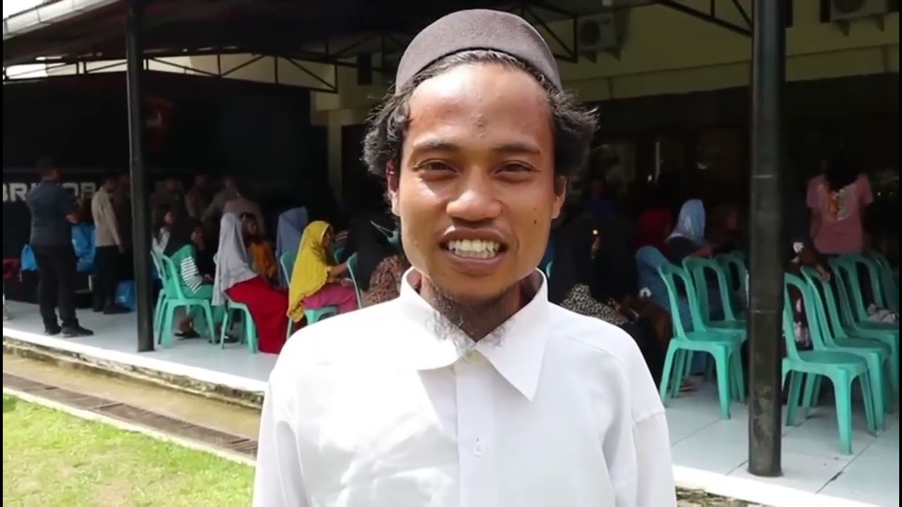 Penyaluran bantuan sosial berupa 100 paket sembako kepada masyarakat
