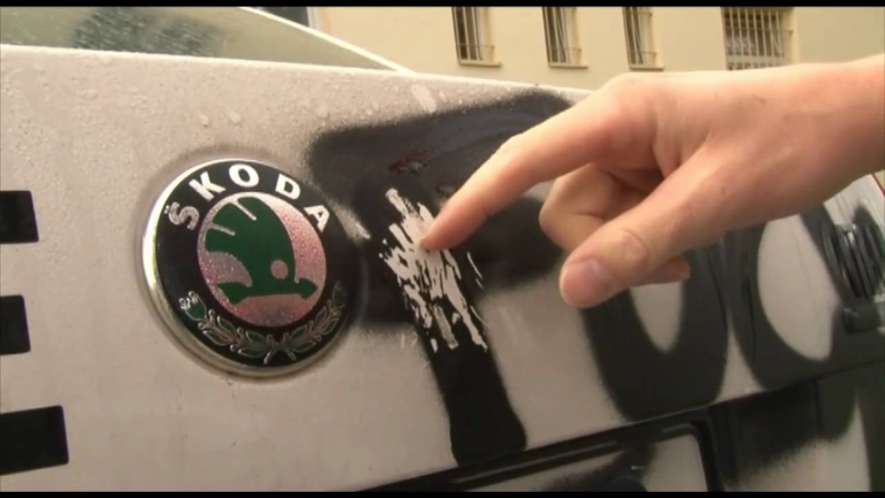 VANDAL POSPREJOVAL POLICEJNÍ AUTO