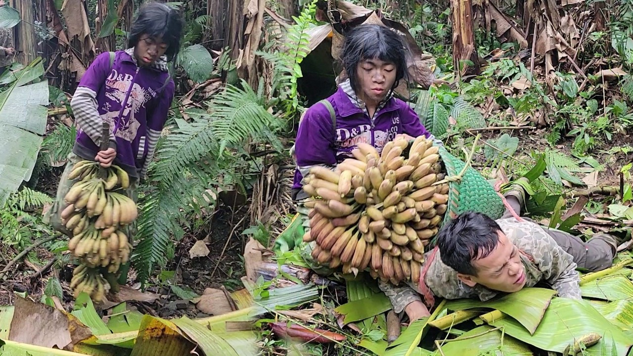 Hoang encountered trouble while taking the mysterious woman to harvest wild banana blossoms.