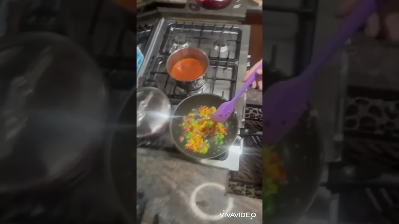 شرائح السلمون بمعجون الزبدة والليمون والكالماري المحشي