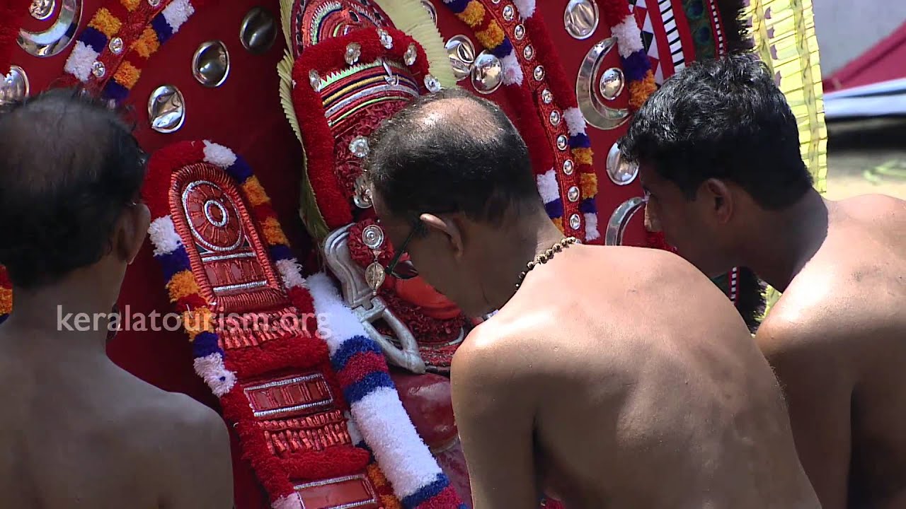 Raktha Chamundi Theyyam at Vellur Sree Kozhunthumpadi Temple
