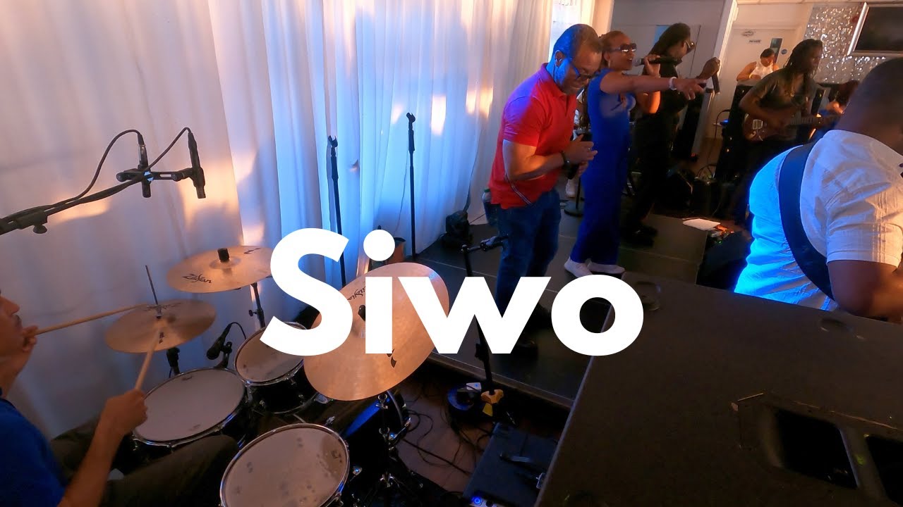 Live cover band plays Siwo by Kassv