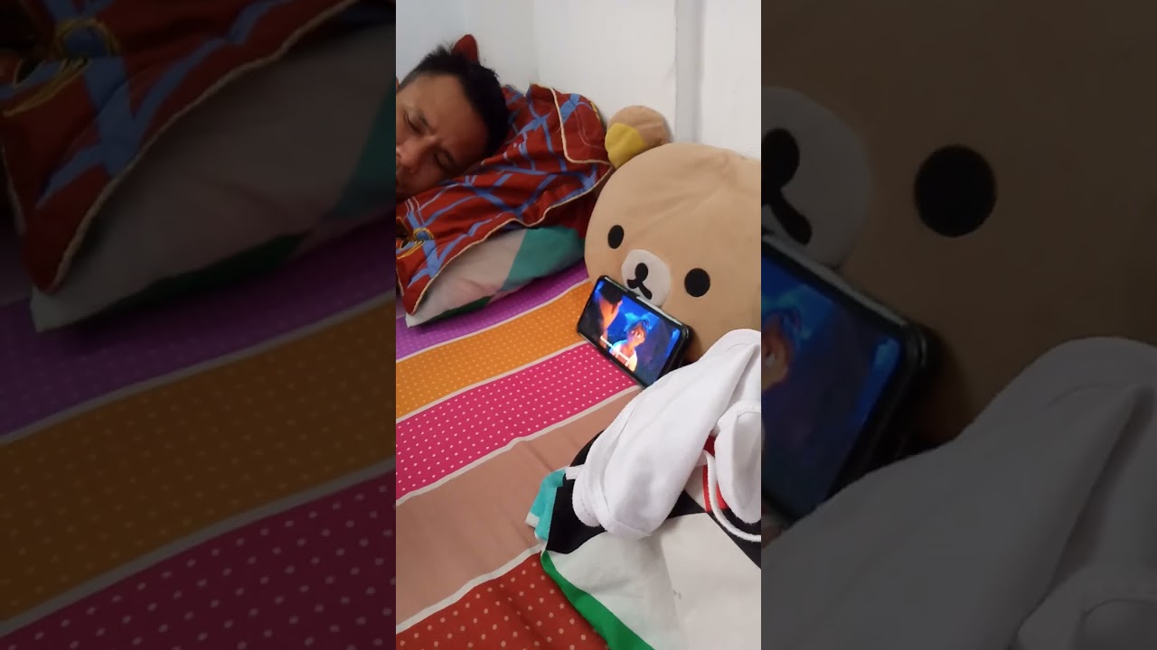 boninay watching cartoon movie with daddies cellphone☺️👶❤️