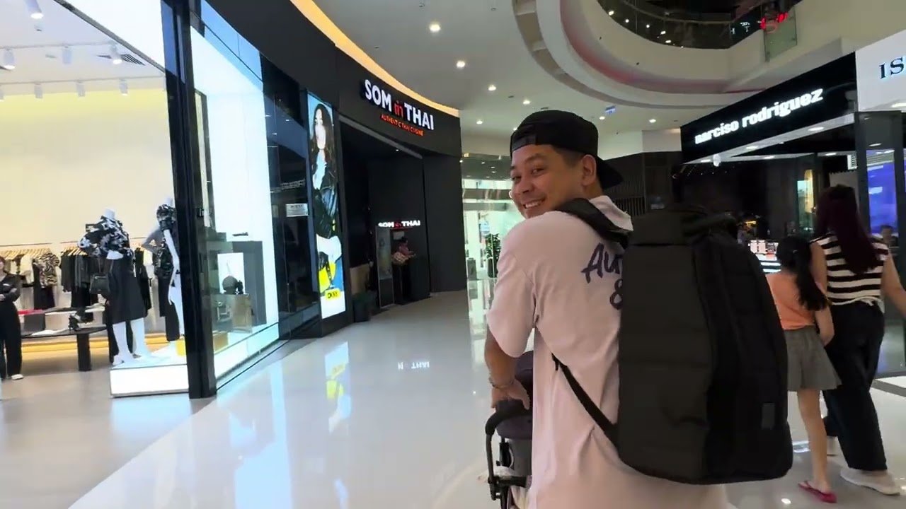 เดินเที่ยวกับครอบครัวของเรา Cressent mall with our 4 girls 1 boy family. Warms love !!. 