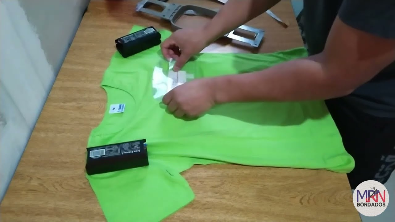 Como alinhar uma logo tipo de bordado na camiseta.