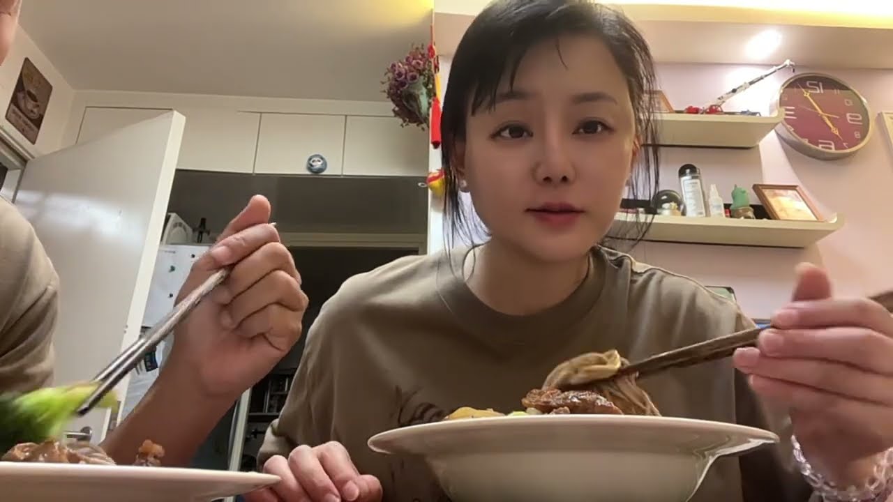 香港果子家，买菜回家，一人一盘牛肉荞麦面。低脂低糖