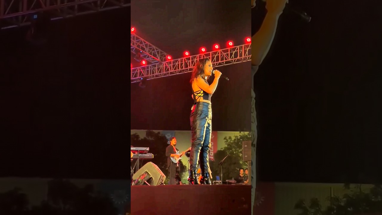 Sunidhi Chauhan Live at KIIT University Bhubaneswar on the occasion of #KIITat25. #kiit #bhubaneswar