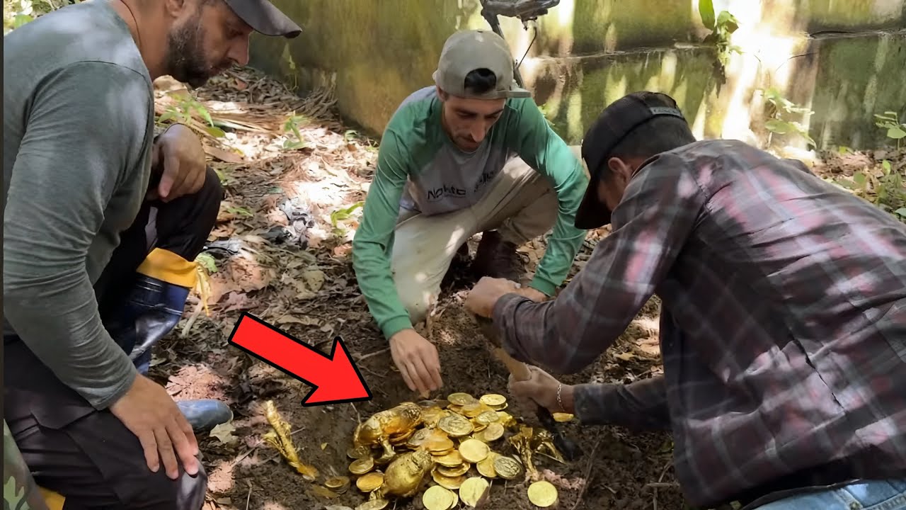 Ouro escondido na igraja antiga em densa floresta 