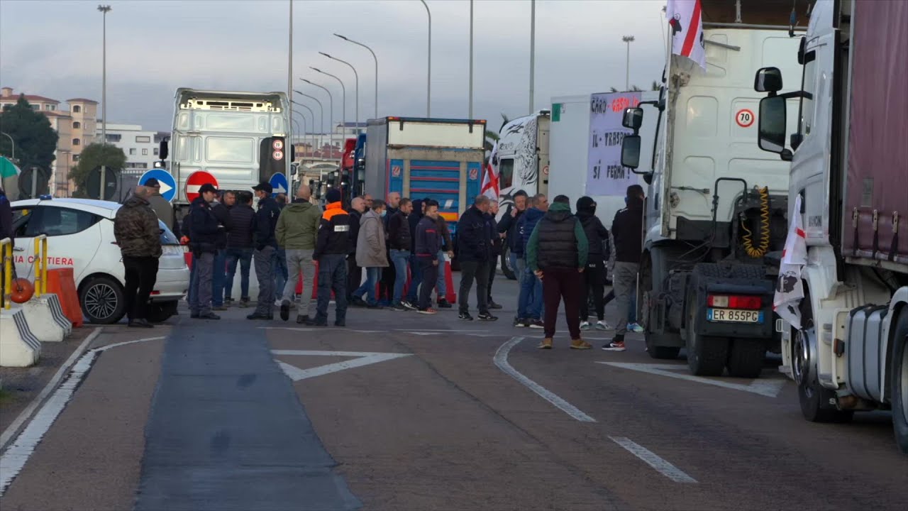 Olbia, il presidio autotrasportatori al porto contro il caro gasolio