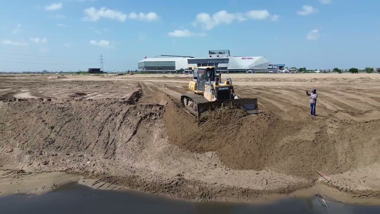Shantui DH17 C2 Dozer Cleaning soil