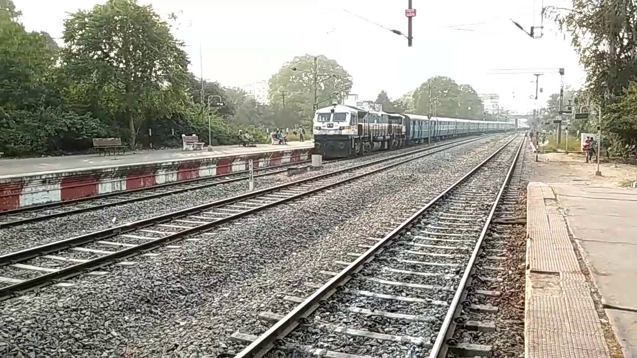 Arrivals at Badshahnagar - बादशाहनगर स्टेशन पर आगमन