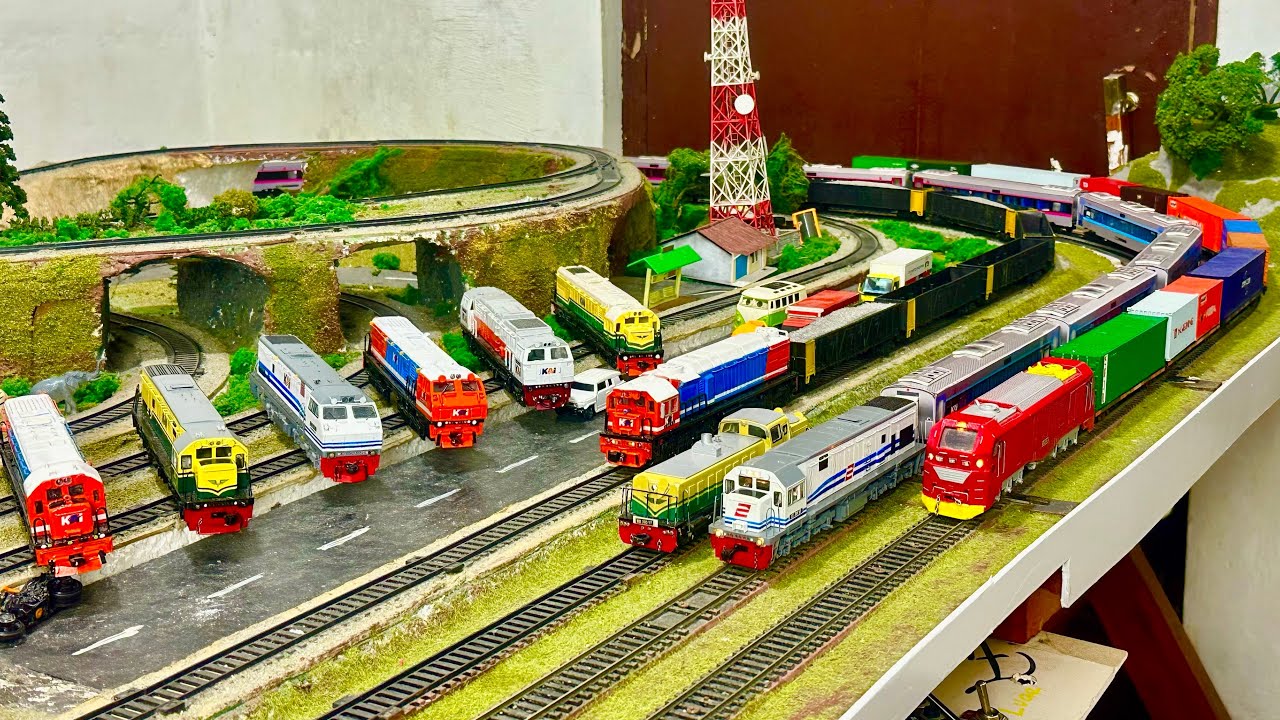 Kereta api CC205,CC203,CC204,CC300,BB300 Gerbong SSNG,Batubara & Kontainer Tabrakan saat bersilang