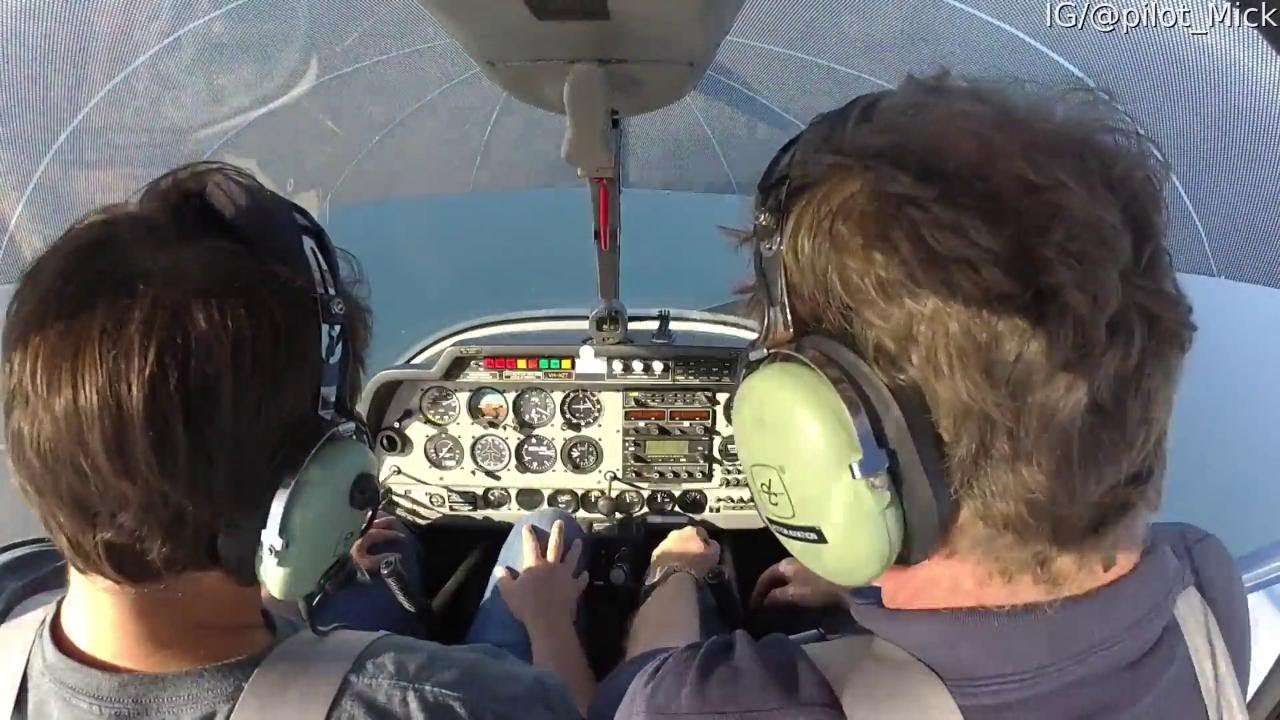 Australia, l'aereo sembra precipitare verso l'Oceano. Il pilota all'allievo: 