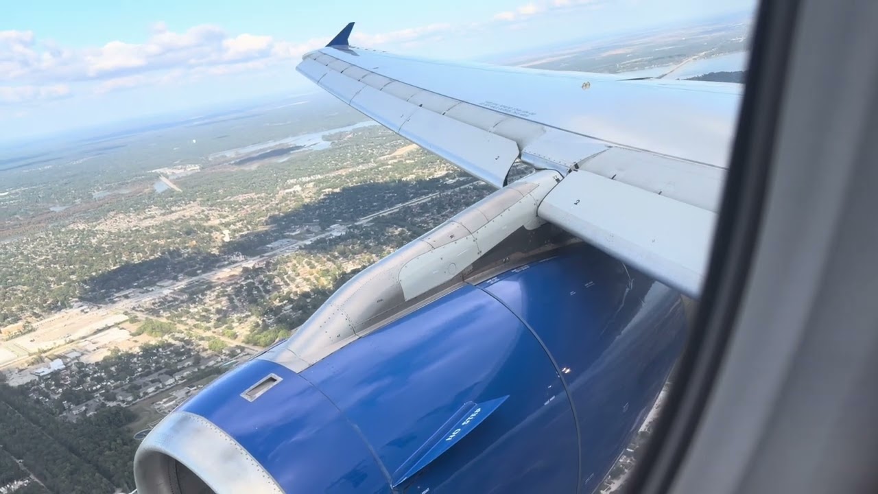 United A319 landing in Houston IAH from Monterrey