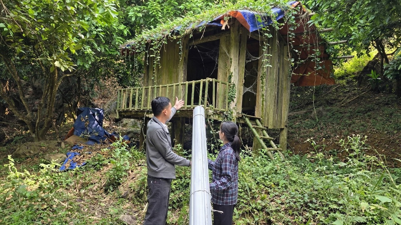 Kind man helps single mom fix abandoned home for new life