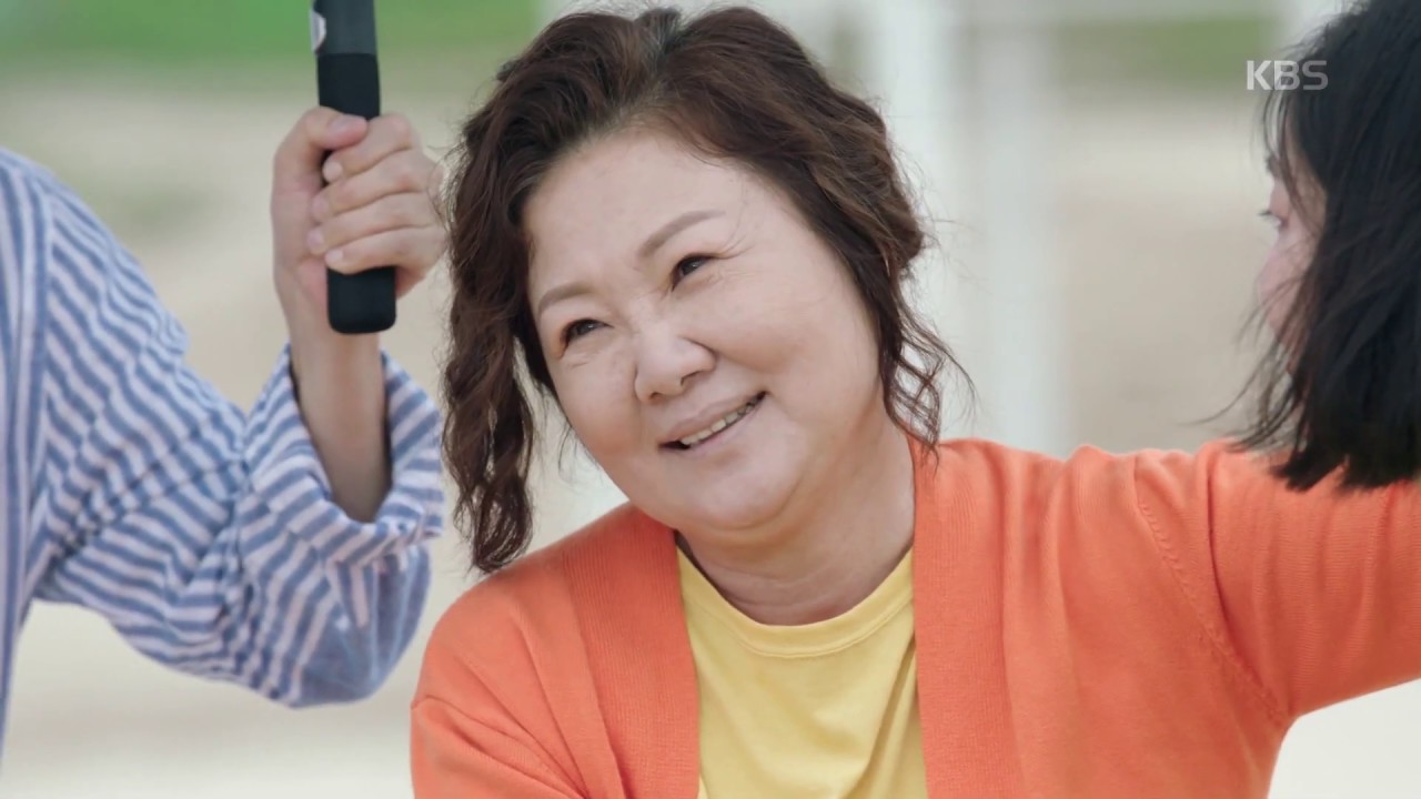 다 함께 바다로 여행을 와서 행복한 한 때를 보내는 김해숙과 가족들 [세상에서 제일 예쁜 내 딸 , Mother Of Mine].20190915