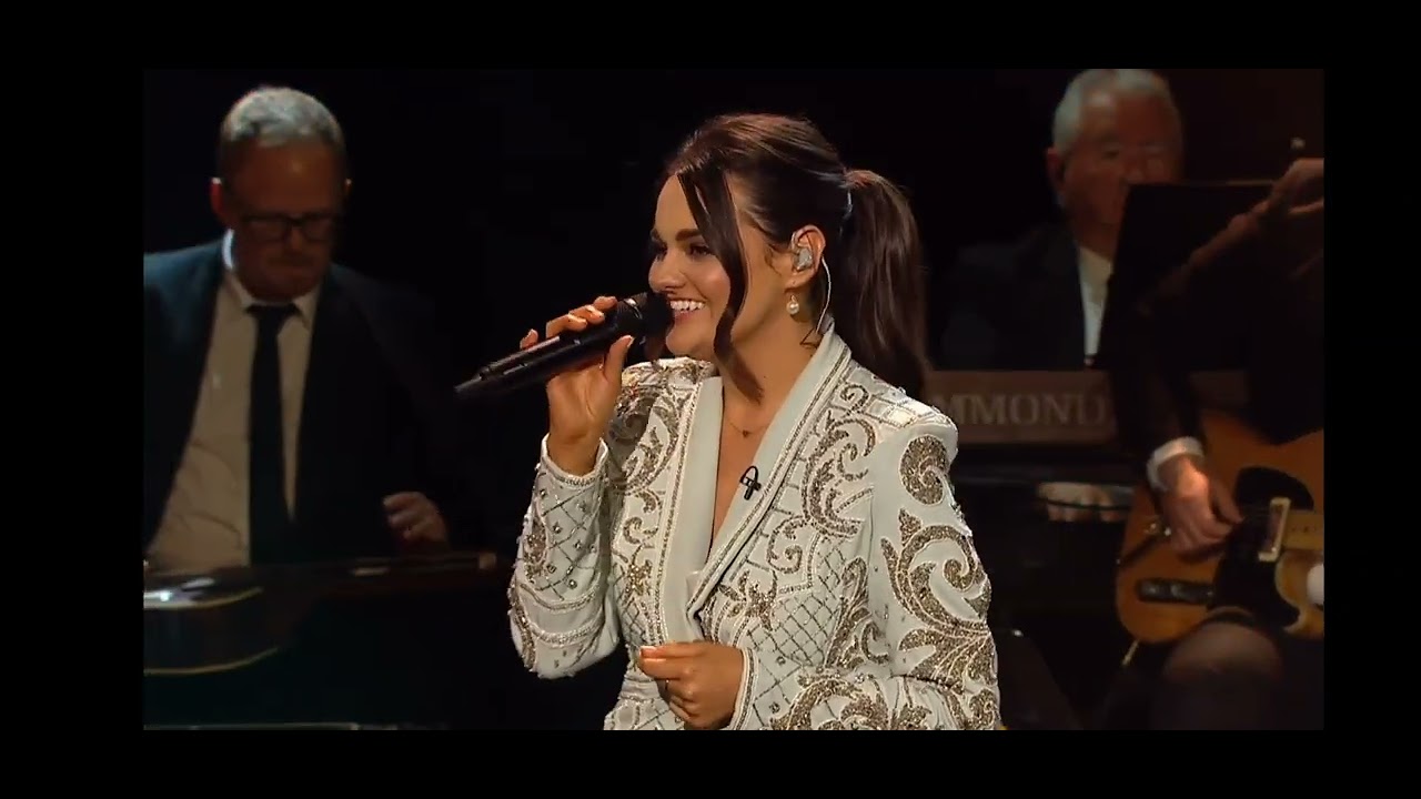 Eighteen wheels and a dozen roses - Lauren McCrory Opry Le Daniel 2024