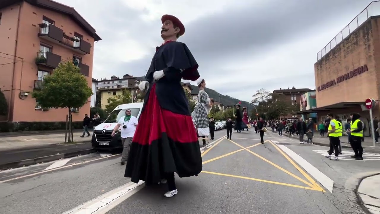 Gigantes de Pasaia en Villabona pasacalles
