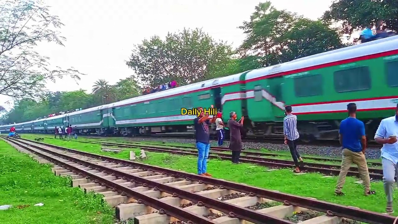 ঈদুল আজহা উপলক্ষে জনসমুদ্রে পরিনত হয়েছে বাংলাহিলি রেলস্টেশন পার্ক।