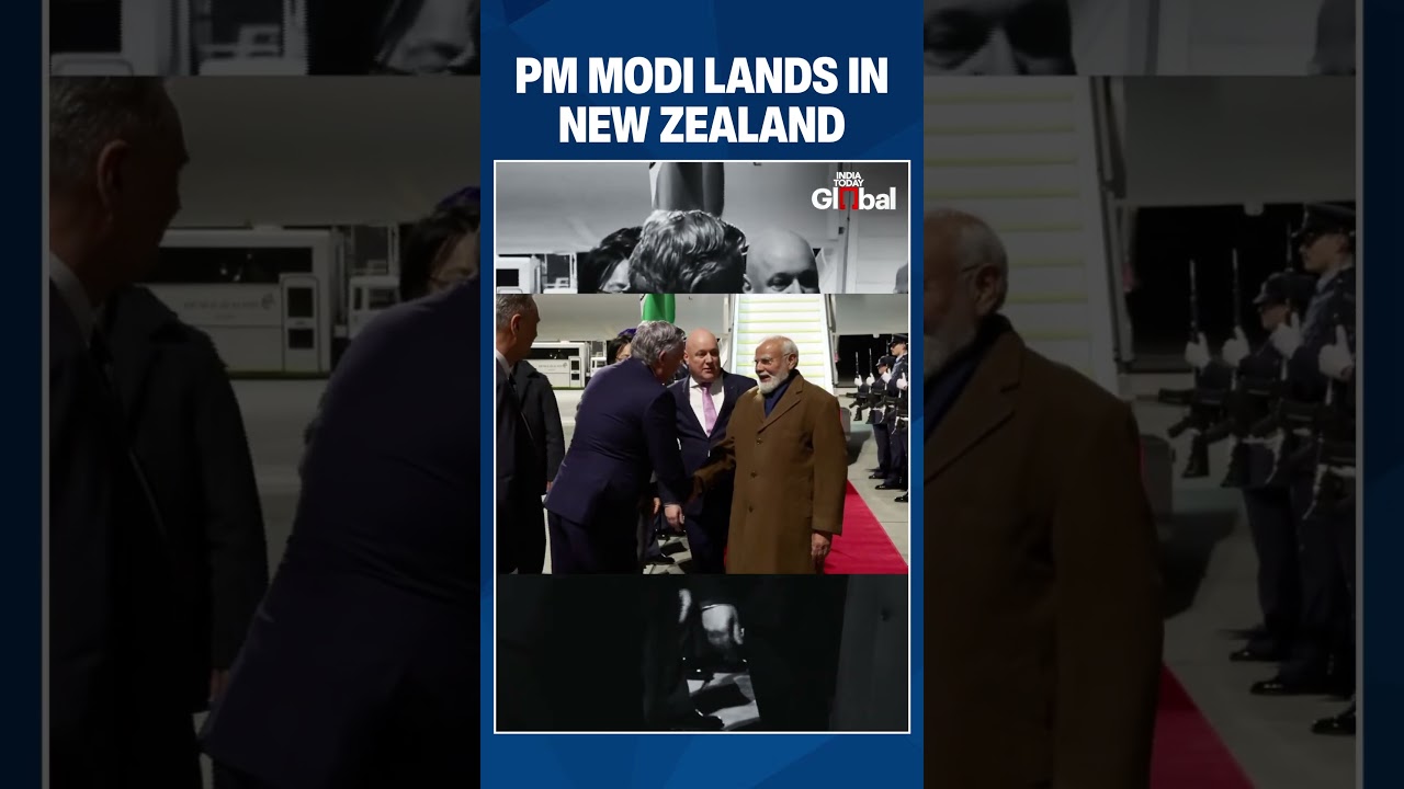 Premier Modi powitany ciepłym uściskiem przez premiera Nowej Zelandii Christophera Luxona po przy...