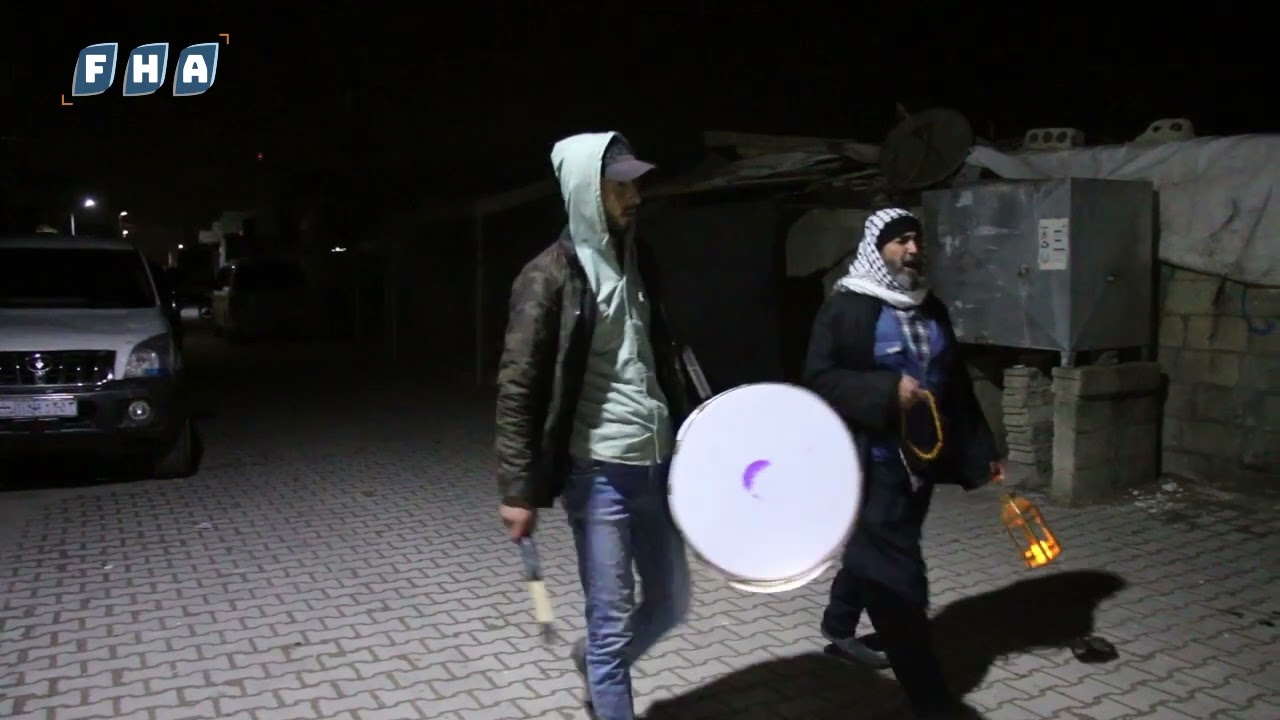 المسحراتي أبو دحام يجوب شوارع مخيم باب السلامة على الحدود السورية التركية لإيقاظ الأهالي على السحور