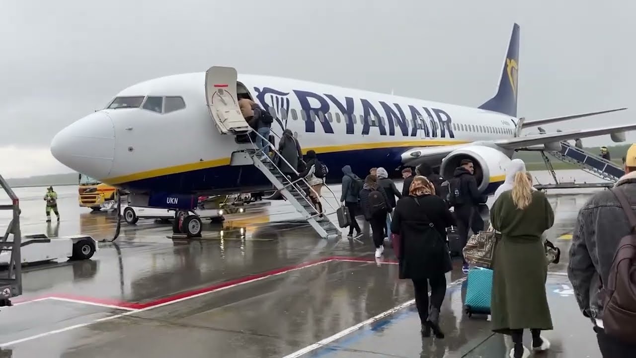 [FLIGHT REPORT] Ryanair UK | Eindhoven-London Stansted | Boeing 737-800 | RAINY & WINDY | April 2024