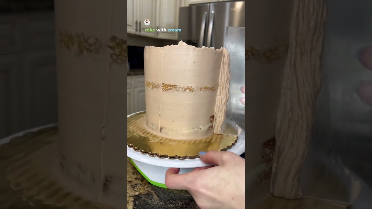 What’s the difference between a naked cake and semi naked cake? 