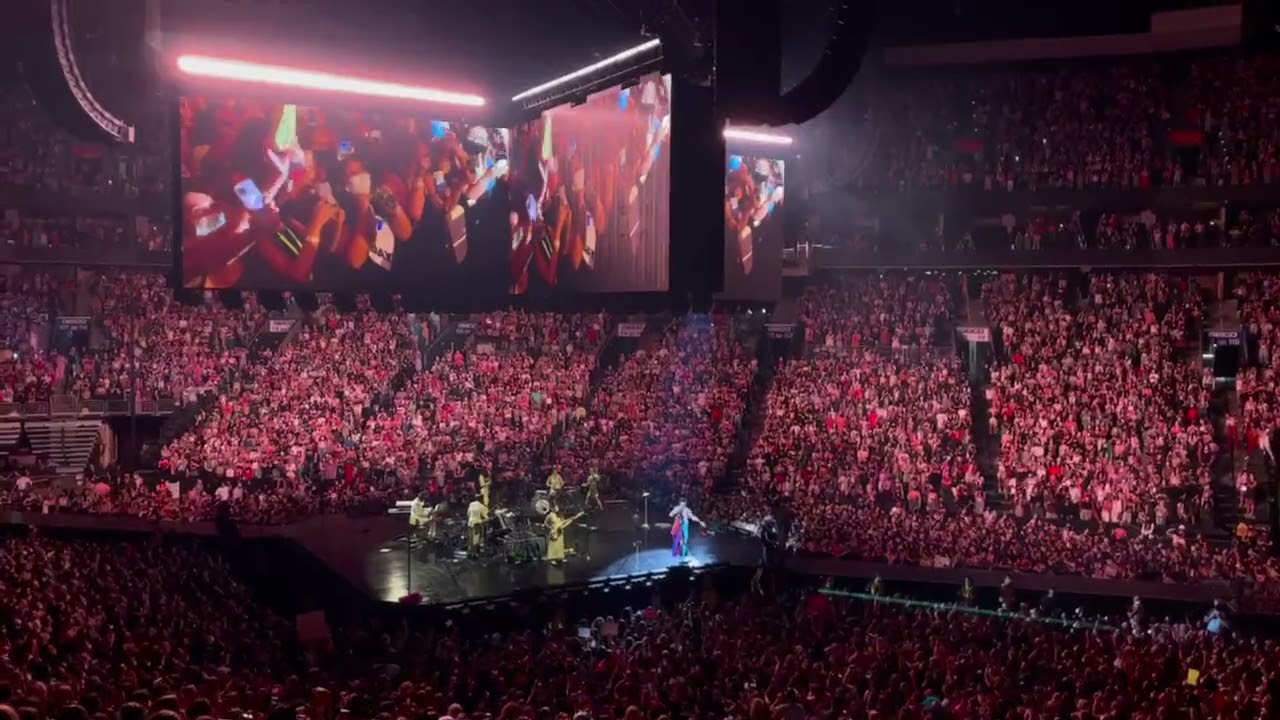 Harry Styles wishes Birthday on every his every concert, such genuine soul, Philadelphia 17.09.2021