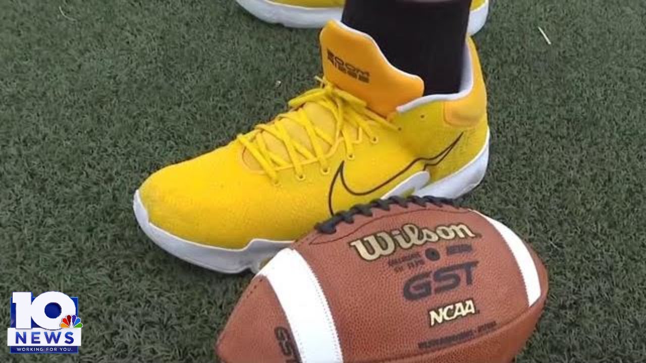 Teen with size 23 feet gets shoes from Shaq
