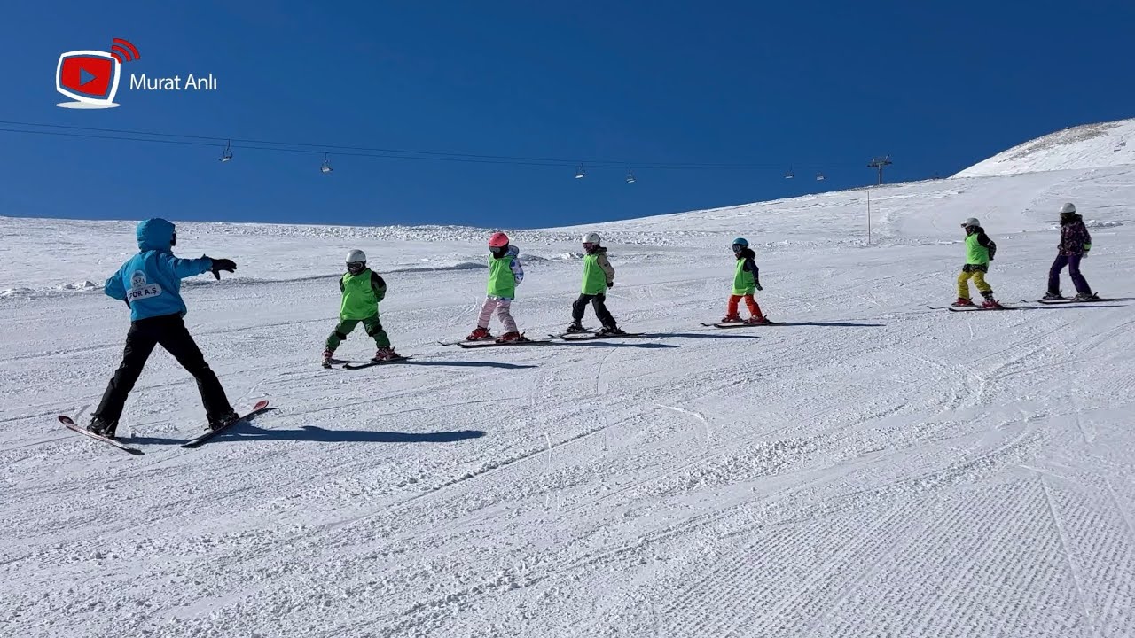 Erciyes Kayak Merkezinde Yusuf ve Nehir Kayak Öğreniyor