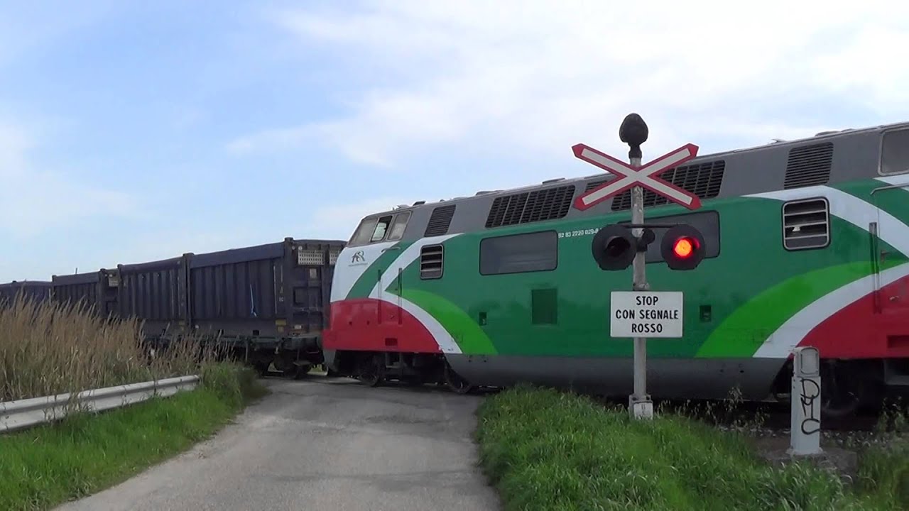 Passaggio a livello senza barriere di via dei Poggi in HD - Ravenna // Level Crossing