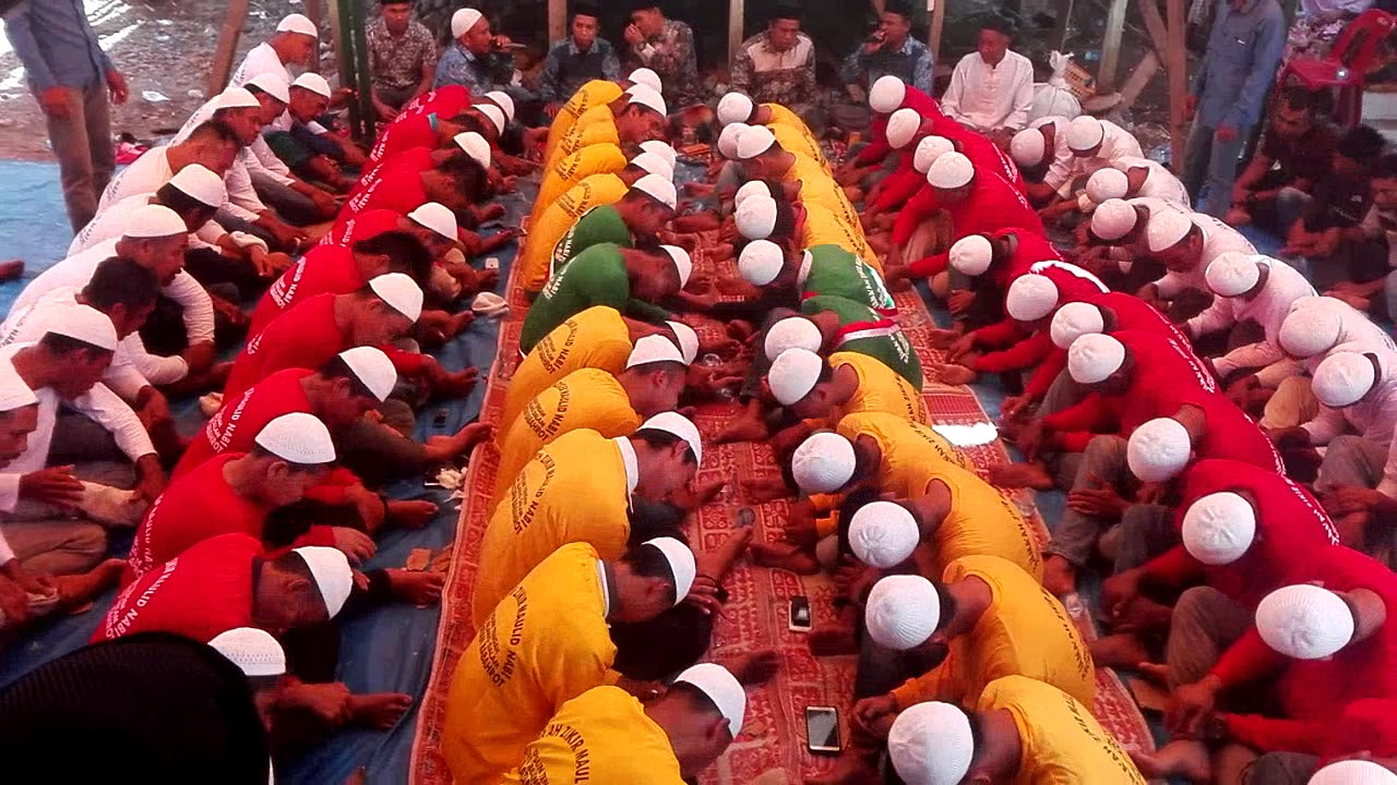 TRADISI MEUDIKEE (ZIKIR MAULID) DI ACEH GAMPONG BLANG DALAM KECAMATAN BABAHROT ACEH BARAT DAYA