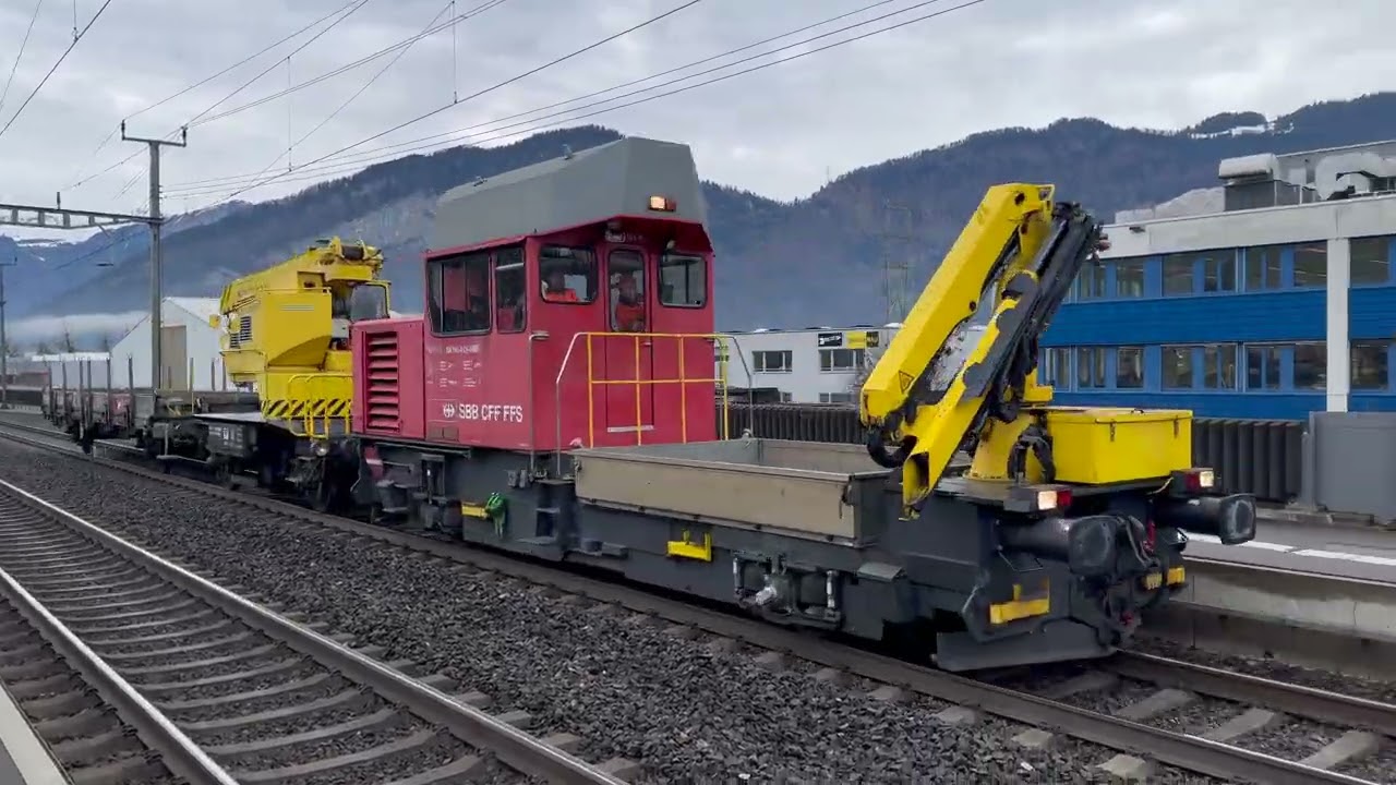 Schweizer Eisenbahnen   Bahnverkehr in Steinen  (Schwyz) im Dezember 2025