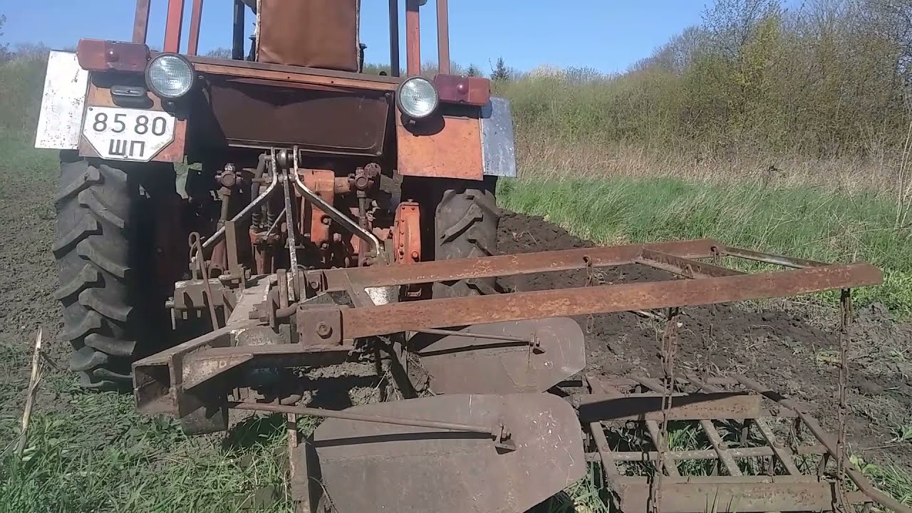 Оранка цілини трактором т-25