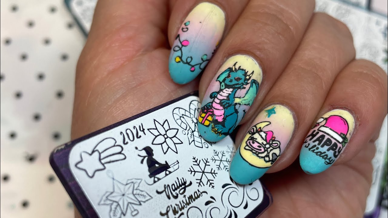 diseño de uñas de navidad multicolor con placas de stamping H la Cosedora