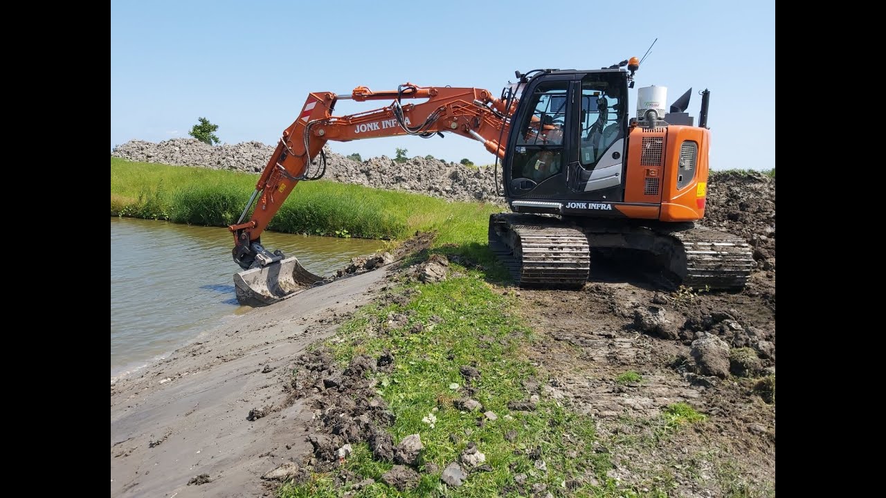 Hitachi 135us -6 restoring waterfronts with clay
