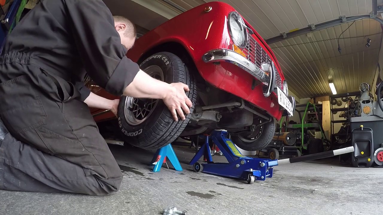 Lada 1500 Combi I Front Brake Pad Replacement Guide